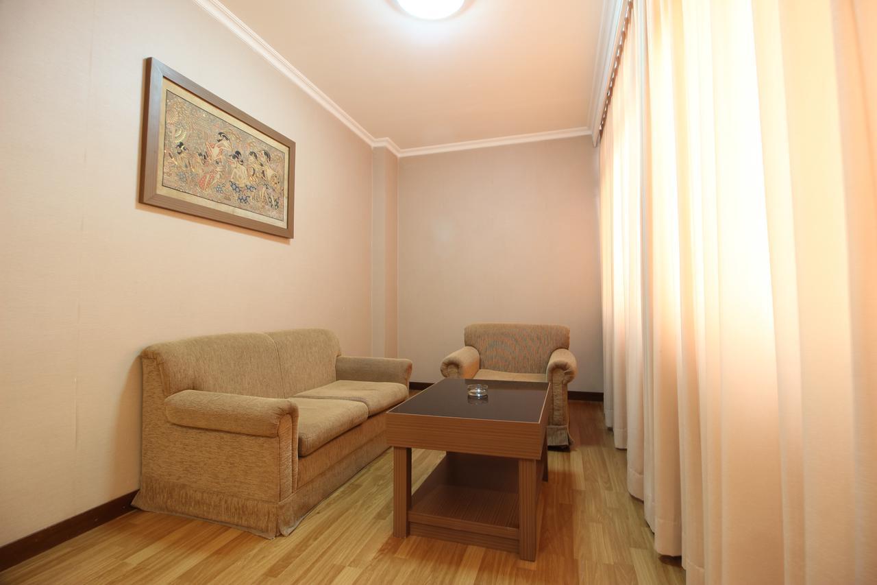 Reddoorz Premium @ Slamet Riyadi 2 Solo Eksteriør billede